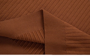 Détail macro de la maille côtelée verticale et des poignets élastiques du pull pour homme