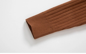 Gros plan du poignet en maille côtelée marron caramel sur un pull pour hommes avec texture