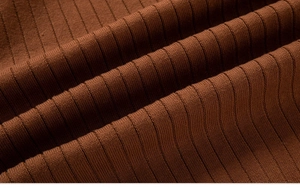 Gros plan sur le tissu en maille côtelée marron avec des rayures et une texture douce