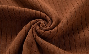 Texture macro détaillée de maille côtelée caramel avec rayures verticales et finition douce