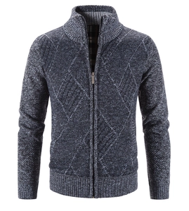 Detail der Herren-Strickjacke mit gerippten Bündchen und Rauten-Strukturstoff