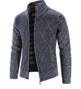 Detailansicht der grau-blauen Strickjacke mit Rautenmuster und warmem Fleece-Futter für Herren