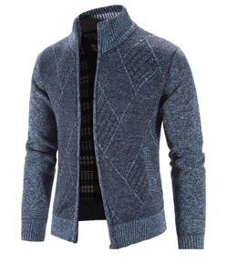 Detail der Herrenstrickjacke mit Rautenmuster und kariertem Futter für Herbst