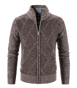 Detailansicht des Rautenmusters und Metallreißverschlusses dieser Herren-Strickjacke