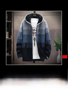 Dettaglio del cardigan a righe da uomo con spessa fodera interna in pile nero caldissimo