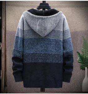 Dettaglio del cardigan in maglia spessa da uomo con righe sfumate e cappuccio foderato