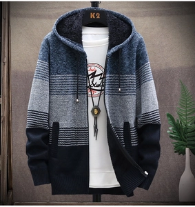 Dettaglio cardigan da uomo con cappuccio, fodera in pile e trama in maglia sfumata
