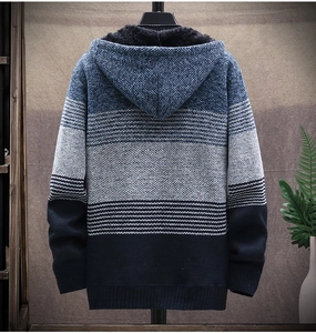 Dettaglio del cardigan con cappuccio da uomo con spessa fodera in pile nero e strisce blu