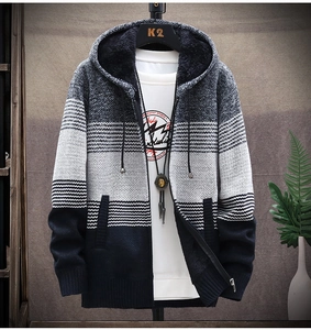 Dettaglio del cardigan con cappuccio da uomo con fodera in pile e trama a maglia a righe
