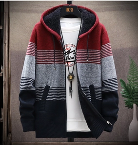 Dettaglio del cardigan con cappuccio da uomo con design color-block e fodera in pile caldo