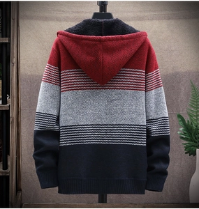 Dettaglio del cardigan con cappuccio da uomo con fodera in pile e strisce tricolore