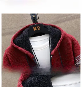 Dettaglio del cardigan rosso con cappuccio, fodera in pile nero e chiusura a zip