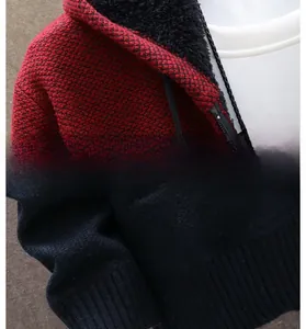 Dettaglio del cardigan con cappuccio che mostra la trama a nido d'ape e il pile