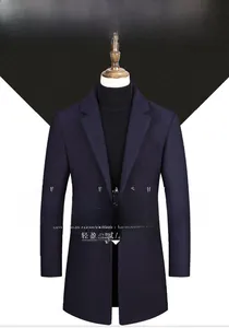 Détail d'un manteau long en laine bleu marine montrant la texture du tissu premium