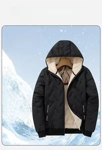 Detail van waterdicht zwart gewatteerd jack met capuchon en warme beige sherpa voering
