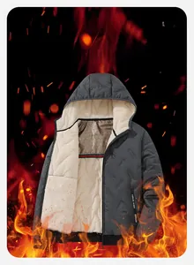 Detail van winterparka met fleecevoering, thermische mesh en warme sherpa binnenkant