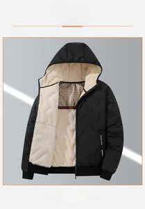 Detail van zwarte winterjas met capuchon, warme fleecevoering en zilveren warmtereflecterende laag