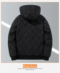 Detailaanzicht van de achterkant van een zwarte winterjas met diagonale stiksels