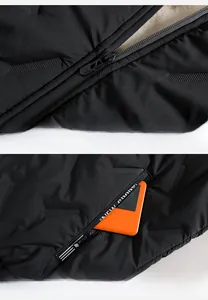 Detail van winterjas met ruitvormige stiksels, metalen rits en fleece voering