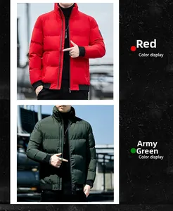 Detailweergave van heren gewatteerde winterjassen in rood en legergroen met ribboorden