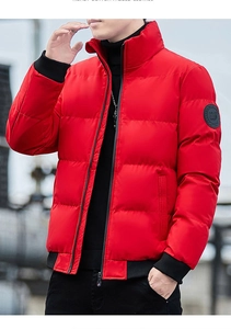 Detail van rood gewatteerd jack met zwarte geribde manchetten en merkembleem op mouw