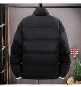 Vue arrière d'une doudoune noire pour homme avec matelassage horizontal pour l'hiver