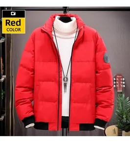 Détail d'une veste d'hiver rouge à col montant avec matelassage et écusson de manche