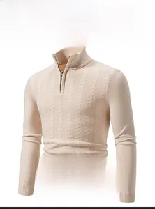 Vue détaillée du pull en tricot beige avec col zippé et motif de maille torsadée