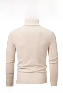 Vue détaillée du dos d'un pull en maille beige à col roulé avec bords-côtes aux poignets