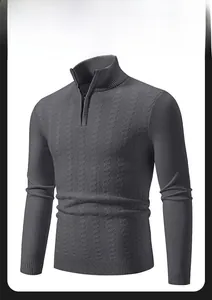 Vue détaillée du pull en maille gris foncé pour hommes avec motif en losange texturé