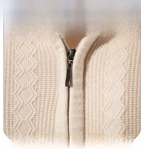 Détail du col montant zippé pour homme avec maille texturée à losanges de couleur beige