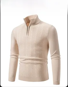 Détail de la maille gaufrée et du col zippé sur ce pull pour homme de couleur beige