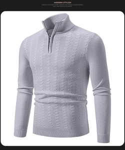 Détail du pull en maille grise pour homme avec col zippé et motifs de losanges tissés