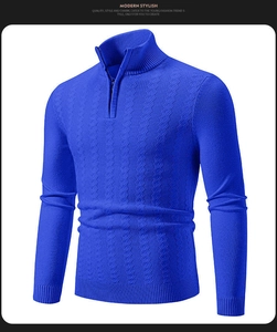 Détail d'un pull pour hommes bleu vif avec motifs en losange et col montant zippé