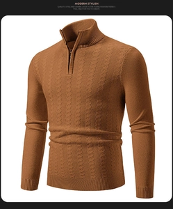Détail d'un pull en tricot camel avec demi-fermeture éclair et motifs à losanges tissés