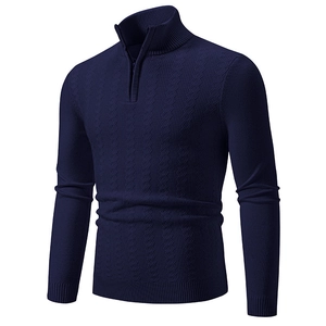 Pull en maille torsadée bleu foncé pour homme avec demi-zip, col montant et bords-côtes