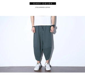 Dettaglio dei pantaloni larghi in lino grigio con vita elastica e coulisse per uomini