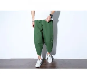 Dettaglio dei pantaloni larghi in lino verde da uomo con coulisse regolabile in vita
