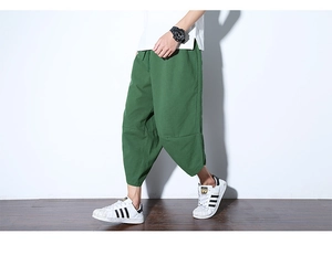 Dettaglio dei pantaloni harem da uomo in lino verde scuro con vita elastica con coulisse