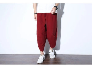 Dettaglio dei pantaloni harem in lino rosso con vita elastica e coulisse regolabile