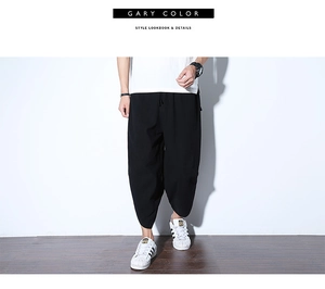 Dettaglio dei pantaloni larghi in lino con vita elastica e chiusura con coulisse