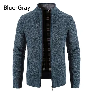 Detailansicht der blaugrauen Strickjacke mit Metallreißverschluss und Rippbündchen