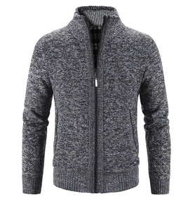Dettaglio del cardigan in maglia da uomo con polsini a coste e fodera in pile a scacchi