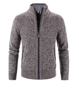 Dettaglio del cardigan in maglia con cerniera e trama a coste del maglione da uomo
