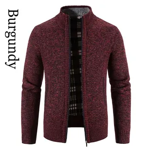 Detailansicht der weinroten Herrenstrickjacke mit warmem Karo-Futter und Rippkragen