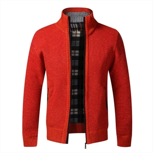 Cardigan da uomo in maglia arancione con collo alto e fodera a quadri calda