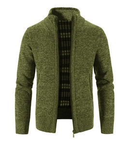 Dettaglio del cardigan in maglia verde oliva con cerniera in metallo e trama a coste