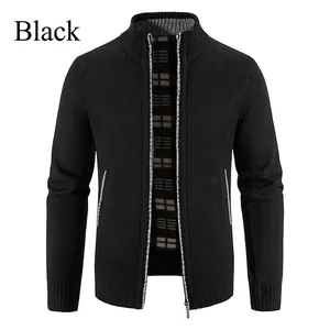 Detailansicht der schwarzen Herren-Strickjacke mit Stehkragen und durchgehendem Reißverschluss