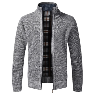 Dettaglio del cardigan grigio da uomo con calda fodera in pile e cerniera robusta