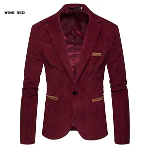 Detailansicht des weinroten Cord-Blazers mit braunem Kontrastbesatz an den Taschen
